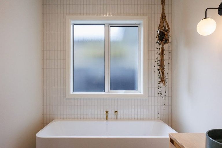 Photo of property in 44 Vaucluse Heights, Fitzherbert, Palmerston North, 4410