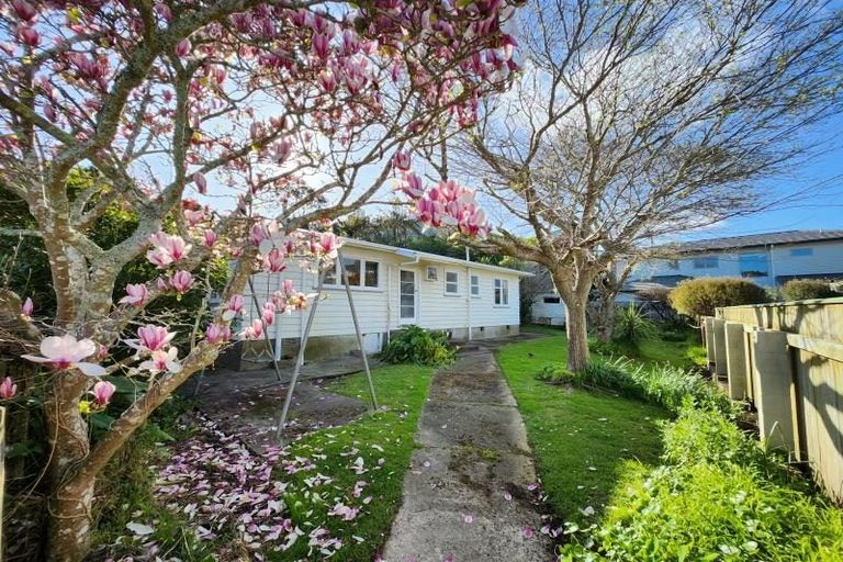 Photo of property in 118 Broderick Road, Johnsonville, Wellington, 6037