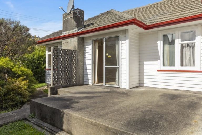 Photo of property in 28 Glen Road, Stokes Valley, Lower Hutt, 5019