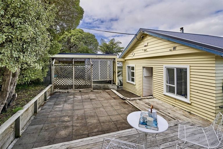 Photo of property in 7 Hampton Hill Road, Tawa, Wellington, 5028