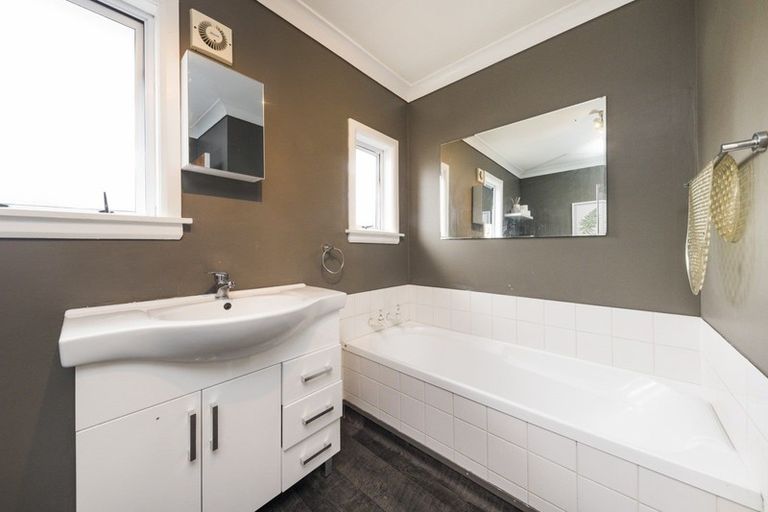 Photo of property in 21 Glasgow Street, Takaro, Palmerston North, 4412