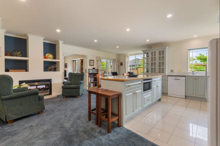 Photo of property in 6 La Lena Grove, Fitzherbert, Palmerston North, 4410