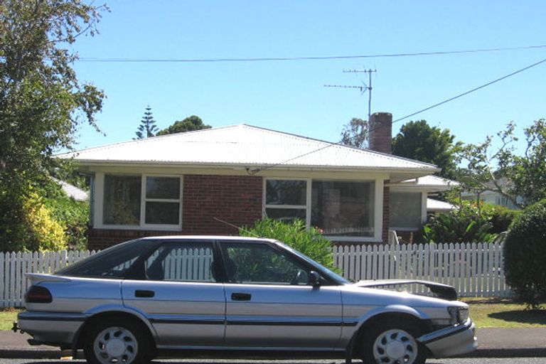 Photo of property in 11 Stanley Avenue, Milford, Auckland, 0620