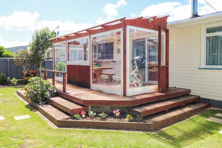 Photo of property in 5 Holyoake Crescent, Avalon, Lower Hutt, 5011