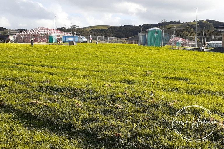 Photo of property in 11 Manaaki Circle, Paparoa, 0571
