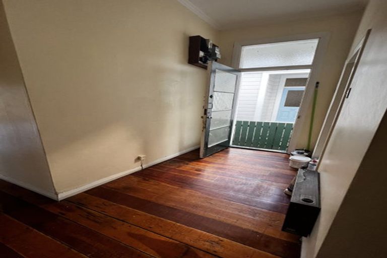 Photo of property in 218 Clyde Street, Island Bay, Wellington, 6023