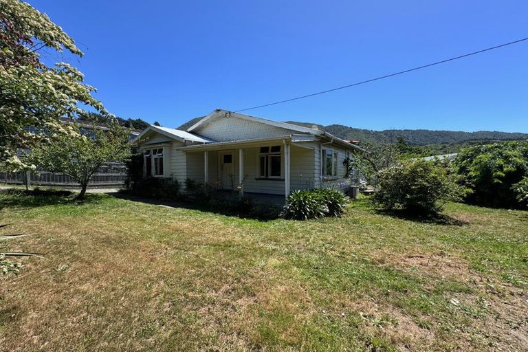 Photo of property in 25 Wairau Road, Picton, 7220