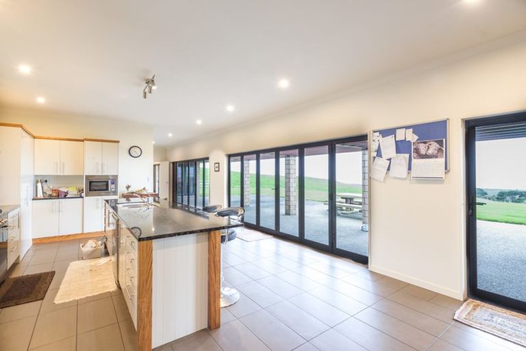 Photo of property in 1880 South Head Road, South Head, Helensville, 0874