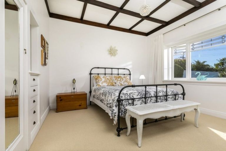 Photo of property in 23 Eversleigh Road, Belmont, Auckland, 0622