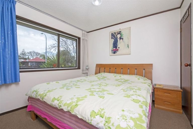 Photo of property in 1/4 Jillteresa Crescent, Half Moon Bay, Auckland, 2012