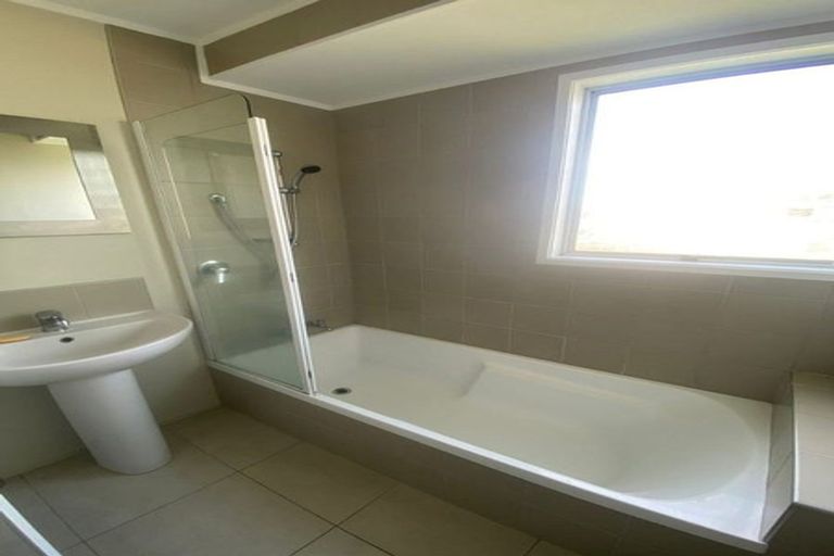 Photo of property in 63 Rosewarne Crescent, Glendene, Auckland, 0602