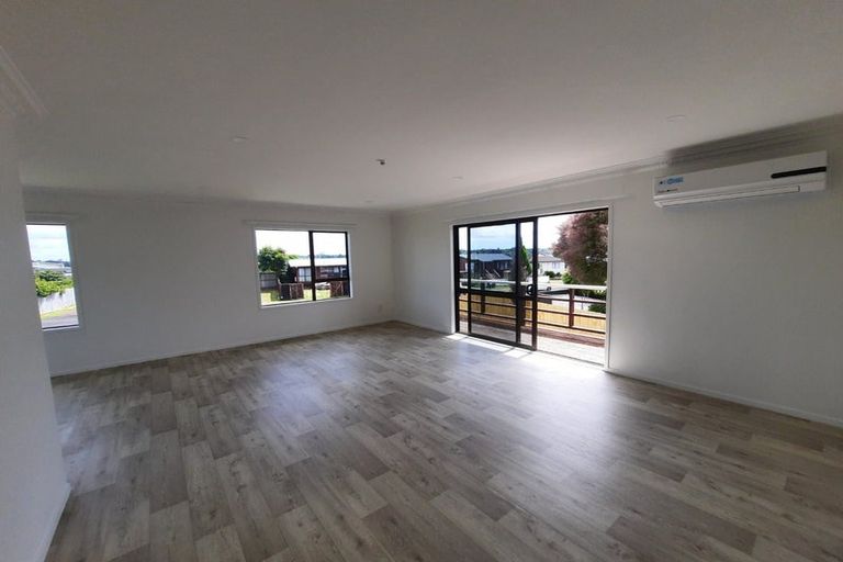 Photo of property in 32 Hadley Wood Drive, Wattle Downs, Auckland, 2103