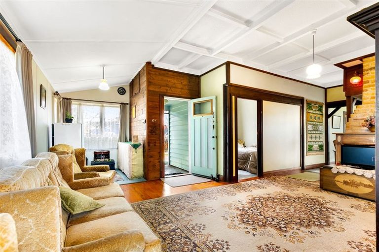 Photo of property in 11 Waikaukau Road, Glen Eden, Auckland, 0602