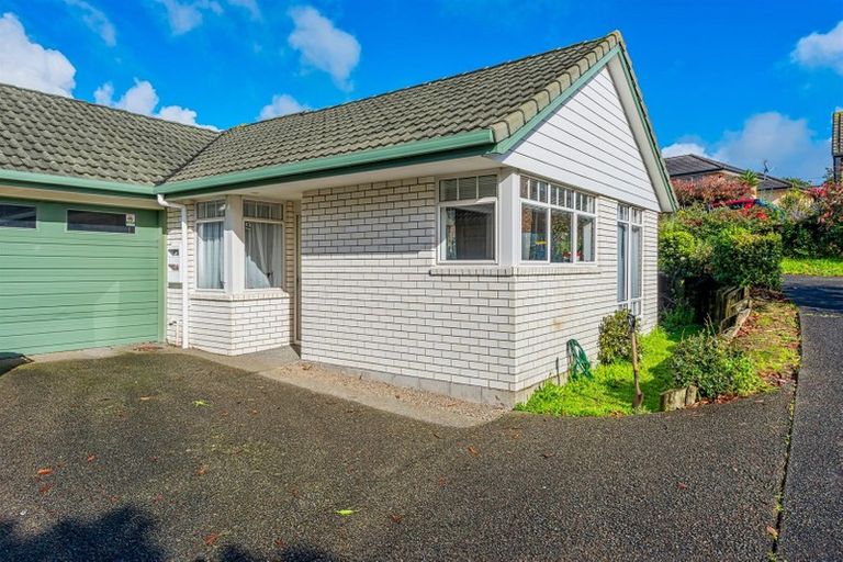 Photo of property in 15 Regents Park Place, Westgate, Auckland, 0614