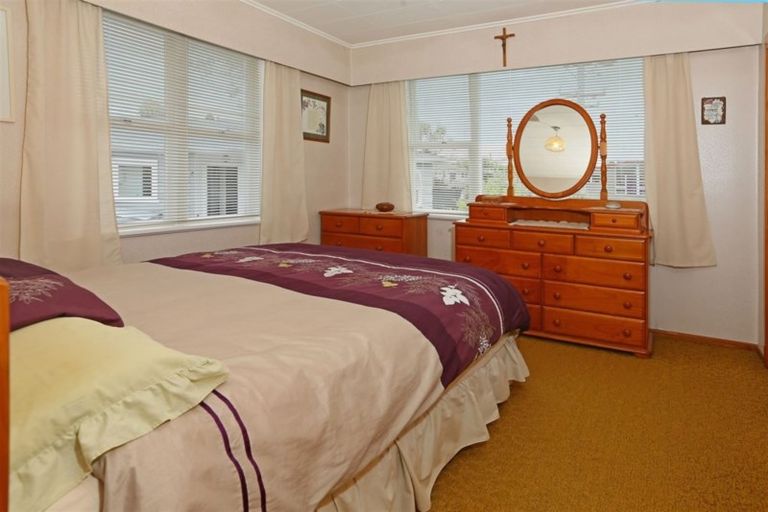 Photo of property in 11 Meadow Crescent, Te Atatu South, Auckland, 0602