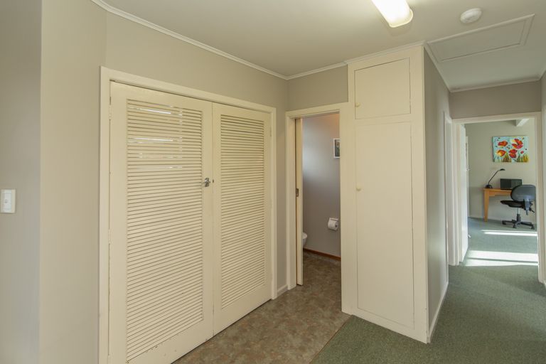 Photo of property in 6 Shirldale Place, Avonhead, Christchurch, 8042