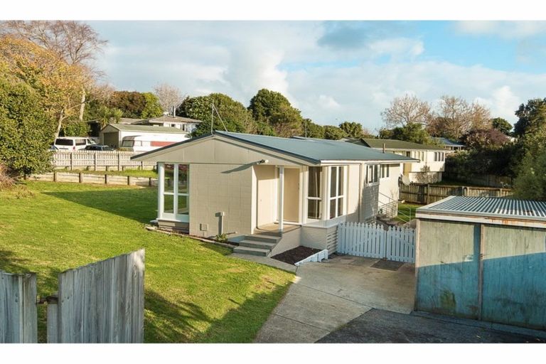 Photo of property in 1 Tawa Place, Waiuku, 2123