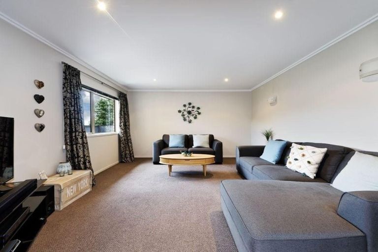 Photo of property in 15 Murray Becroft Avenue, Henderson Valley, Auckland, 0612