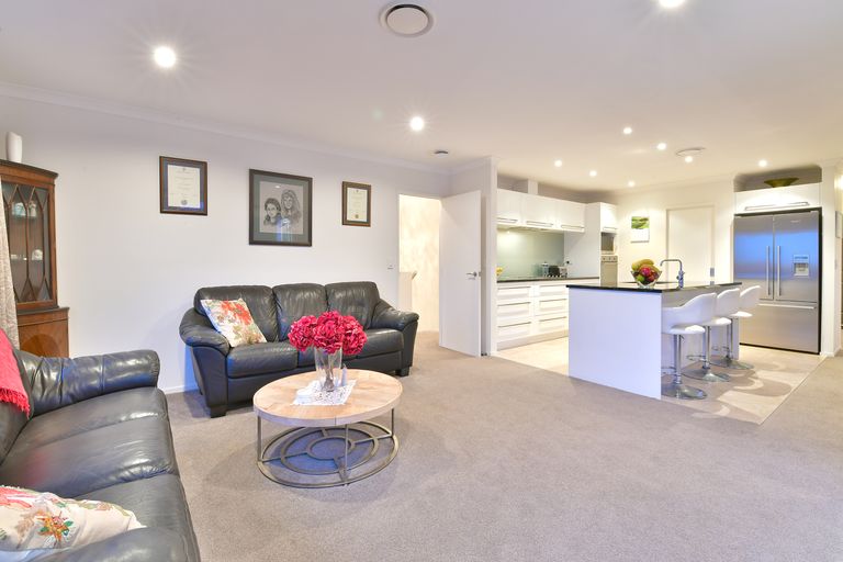 Photo of property in 33 Savoy Road, Orewa, 0931