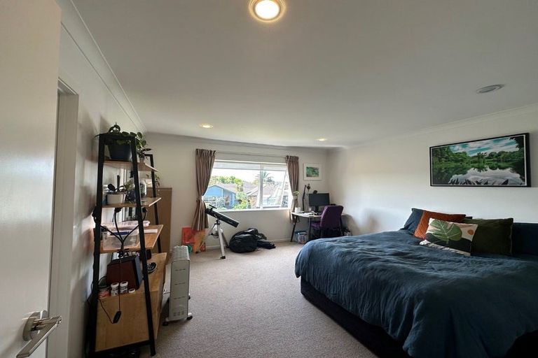 Photo of property in 1 Iwinuku Crescent, Wattle Downs, Auckland, 2103