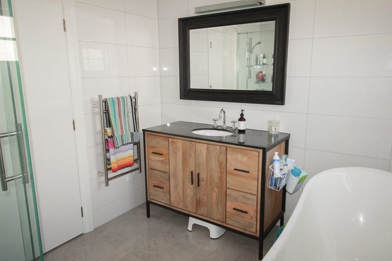 Photo of property in 12 Richmond Avenue, Northcote Point, Auckland, 0627