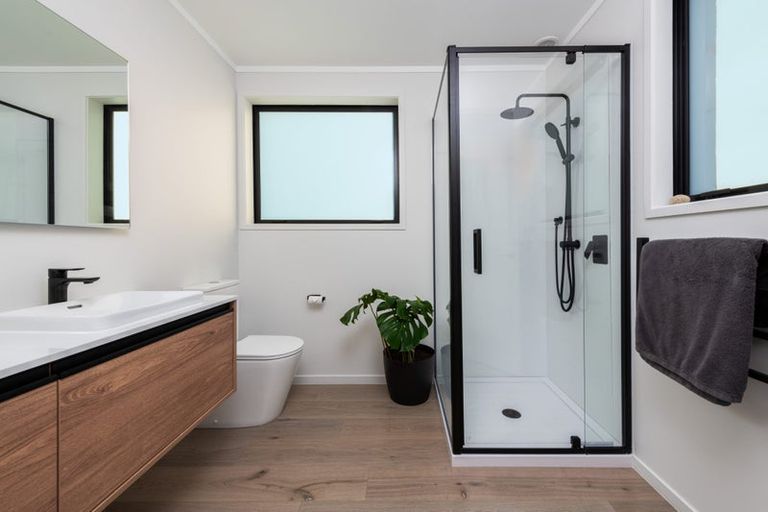 Photo of property in 1/2-4 Miri Road, Rothesay Bay, Auckland, 0630