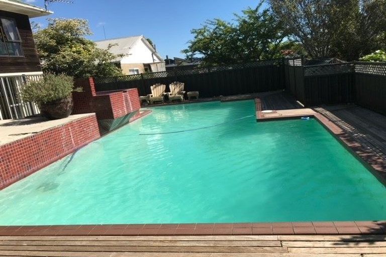 Photo of property in 1/38 Heathcote Road, Castor Bay, Auckland, 0620