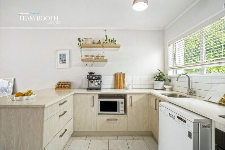 Photo of property in 2/3a Kirrie Avenue, Te Atatu South, Auckland, 0610