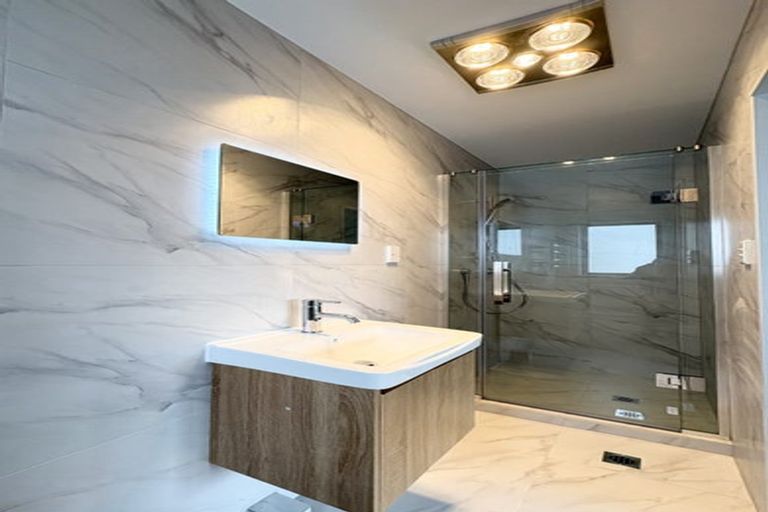 Photo of property in 12e Elcoat Avenue, Te Atatu South, Auckland, 0610