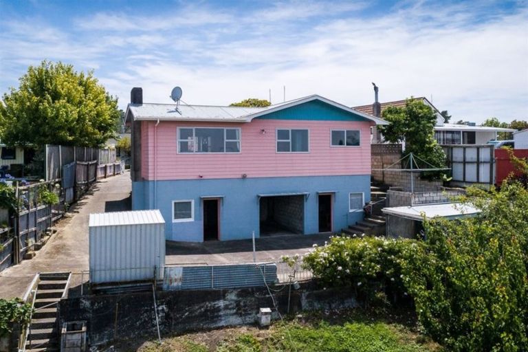Photo of property in 11 Enfield Road, Hospital Hill, Napier, 4110