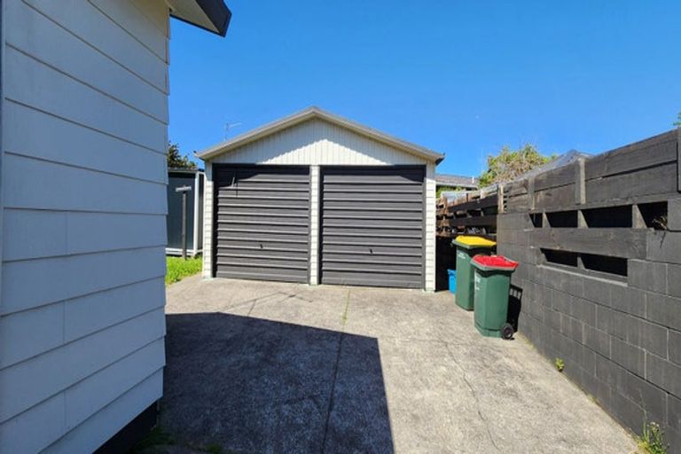 Photo of property in 118 Riversdale Drive, Merrilands, New Plymouth, 4312