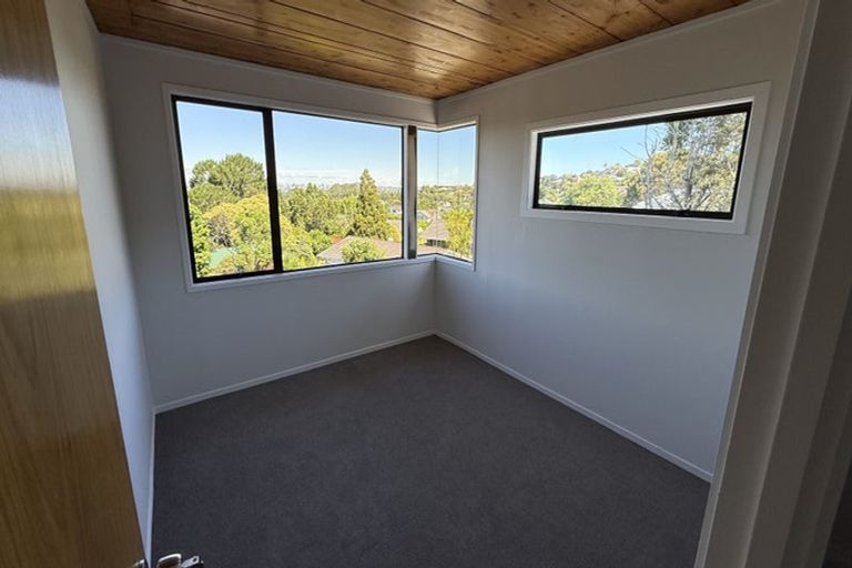 Photo of property in 115 Chelsea View Drive, Chatswood, Auckland, 0626