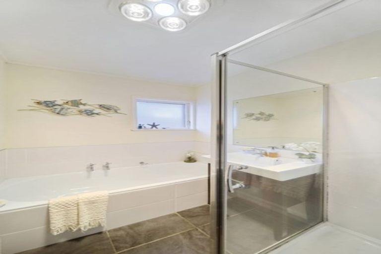 Photo of property in 2a Kurnell Drive, Botany Downs, Auckland, 2010