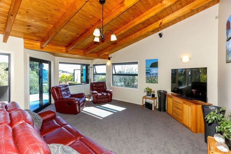 Photo of property in 16 Ridge Lane, New Plymouth, 4310
