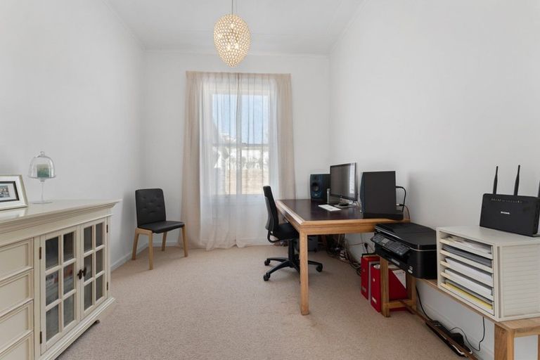 Photo of property in 9 Mayfair Place, Westown, New Plymouth, 4310