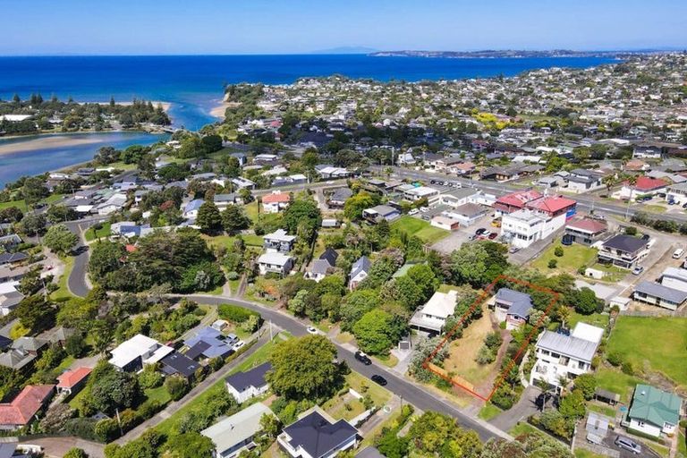 Photo of property in 15 Pohutukawa Avenue, Red Beach, 0932