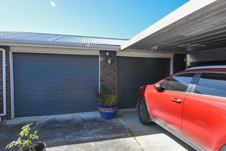 Photo of property in 6 Chisholm Place, Carterton, 5713