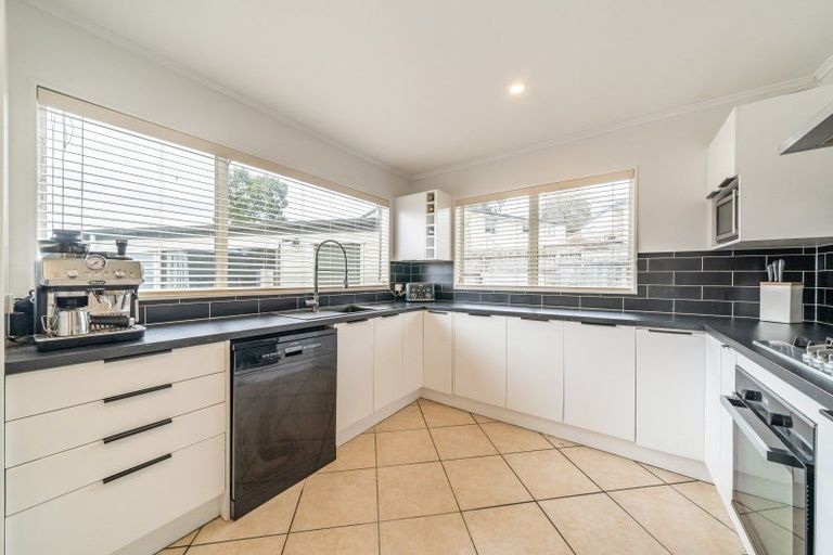 Photo of property in 5 Edelweiss Grove, Timberlea, Upper Hutt, 5018
