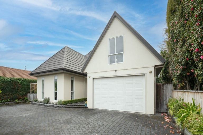 Photo of property in 2/12 Gradwell Place, Two Mile Bay, Taupo, 3330
