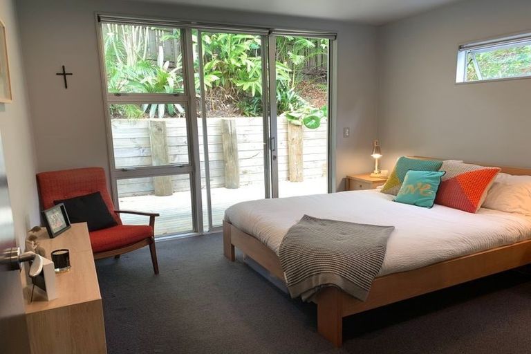 Photo of property in 10 Springwater Vale, Unsworth Heights, Auckland, 0632