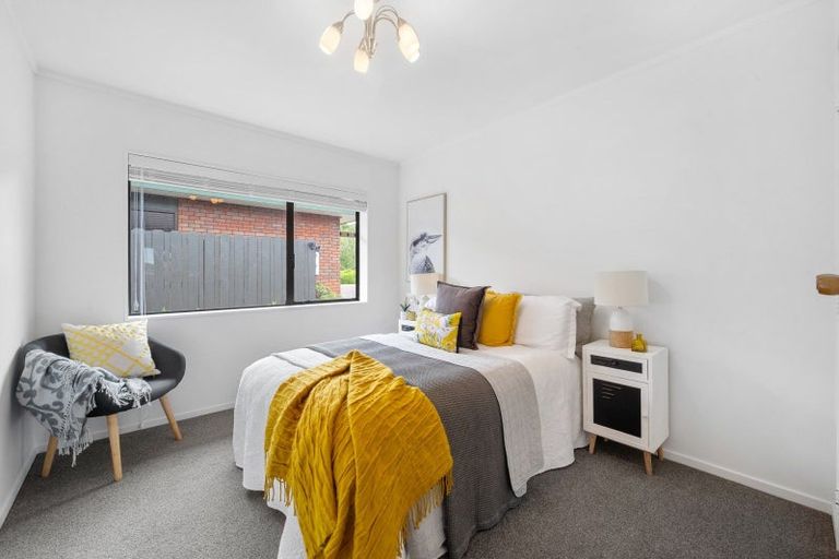 Photo of property in 2/98 Mirrabooka Avenue, Botany Downs, Auckland, 2010