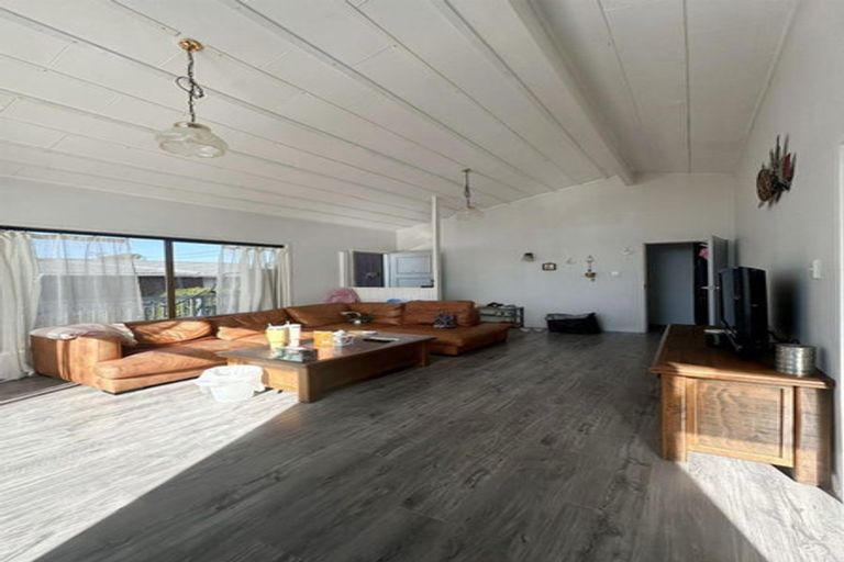 Photo of property in 46 Target Road, Totara Vale, Auckland, 0629