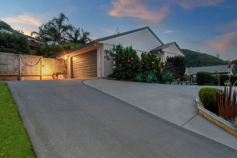 Photo of property in 21 Bateleur Close, Welcome Bay, Tauranga, 3112