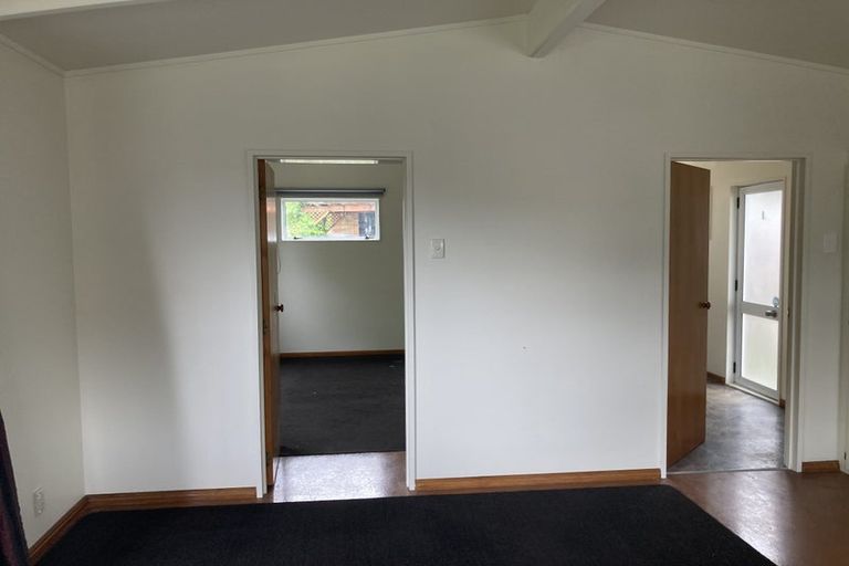 Photo of property in 2/98 Chislehurst Street, Henderson, Auckland, 0612