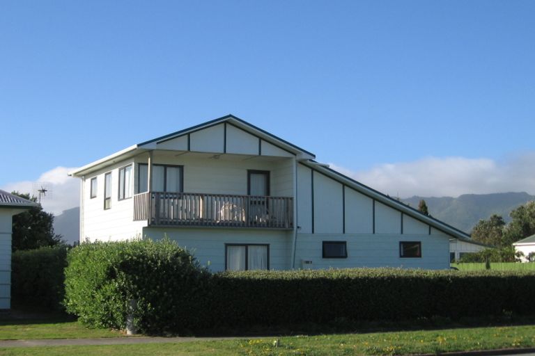 Photo of property in 13 Reeves Street, Waikanae Beach, Waikanae, 5036