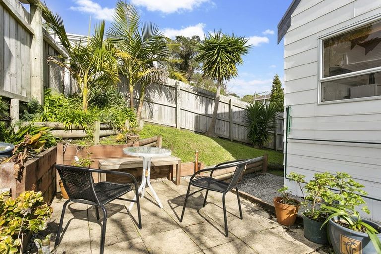 Photo of property in 6a D'oyly Drive, Stanmore Bay, Whangaparaoa, 0932