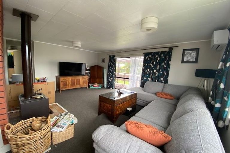 Photo of property in 1 Latham Stubbs Crescent, Waipawa, 4210