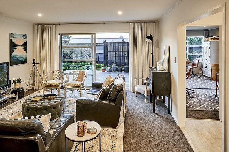 Photo of property in 18 Bloomsbury Grove, Newlands, Wellington, 6037