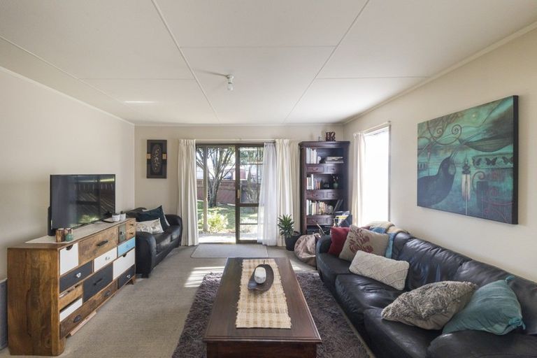 Photo of property in 2 Chatsworth Place, Highbury, Palmerston North, 4412