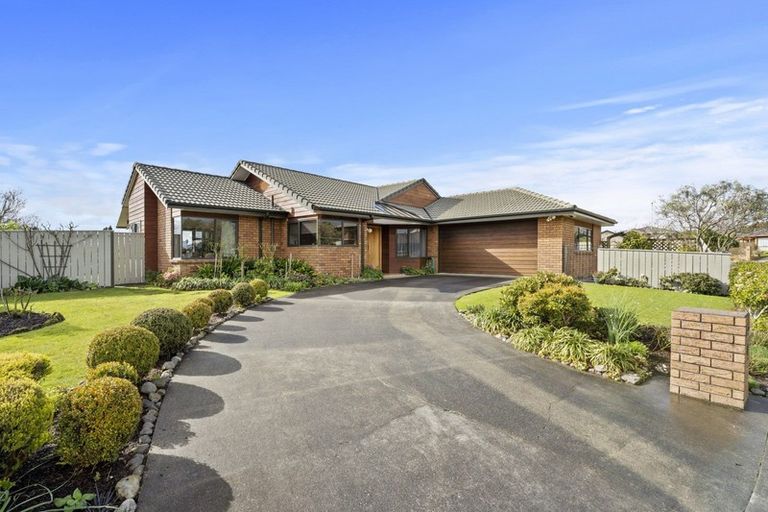 Photo of property in 17 Greenwood Place, Fitzherbert, Palmerston North, 4410